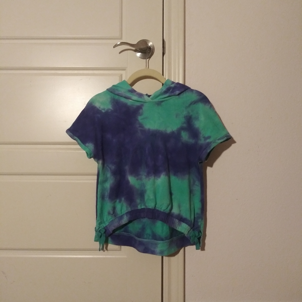 cropped tye-dye short sleeved hoodie